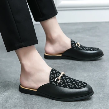 2023 Летни мъжки кожени чехли Британски стил Луксозен дизайнер Черни ежедневни сандали Външни апартаменти Обувки без хлъзгане Zapatos Hombre