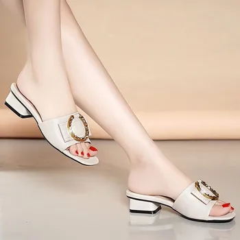 Кожени сандали Дамска мода Нови ежедневни ниски токчета меки подметки плажни обувки Диамантени сандали Дамски обувки бели Chinelos Feminino