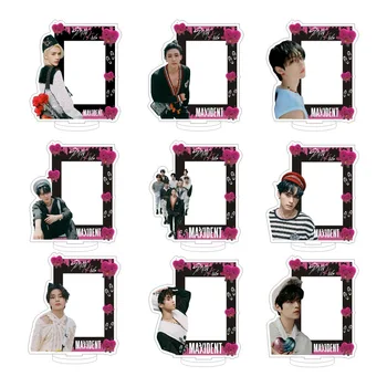 Kpop Stray Kids Нов албум МАКСИДЕНТ Акрилна стойка дисплей държач за карти Фотокарти за съхранение Стойка за съхранение Декорация на работния плот Орнаменти