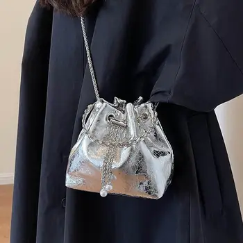 Дамски луксозни голям капацитет crossbody чанта верига с перла кофа чанта скитник нова мода 2023 зимна тенденция малка сребърна чанта